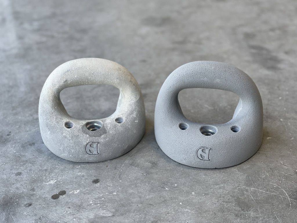pulizia delle prese di arrampicata nelle pareti di arrampicata