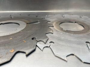 Máquina de limpieza por ultrasonidos para discos de sierra circular en taller industrial