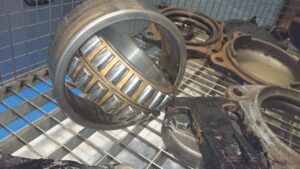 Cojinete de tren limpio tras la limpieza en una lavadora de piezas