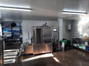 Máquina de limpieza en planta de procesamiento de alimentos con detergentes industriales