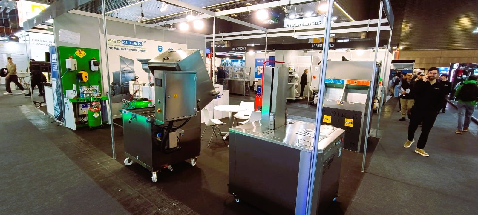 Stand de IBERISA e IBERKLEEN en la feria BIEMH 2026 mostrando soluciones de limpieza industrial para la industria metalúrgica