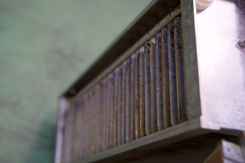 Detalle de filtro electrostático antes de limpieza con grasa y suciedad