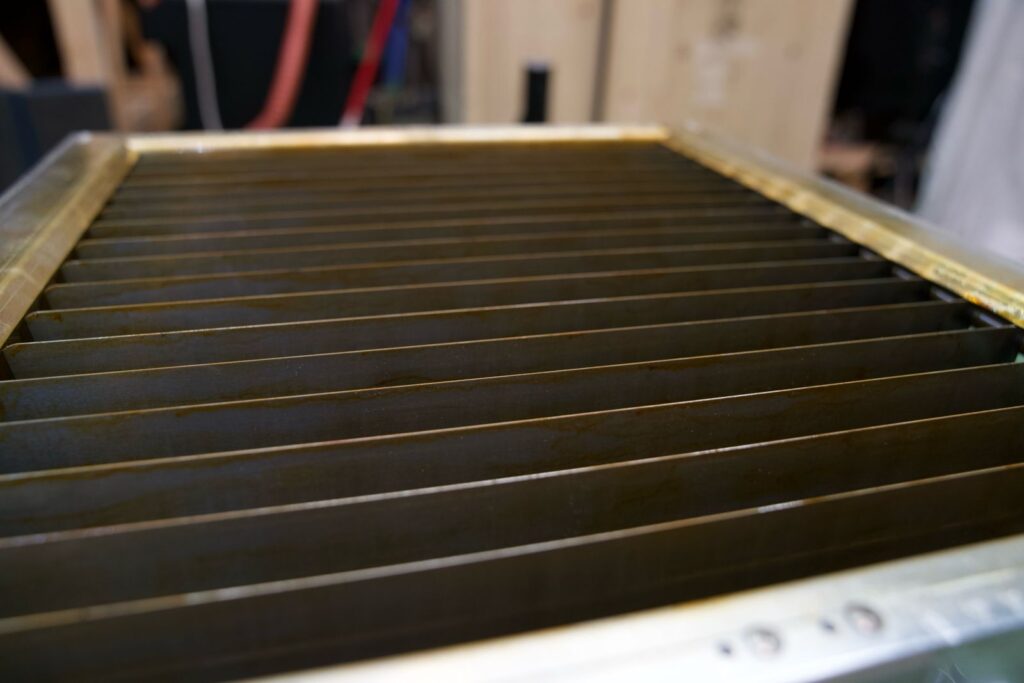 Filtro electrostático sucio antes de la limpieza por ultrasonidos