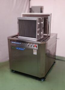 Máquina de limpieza de filtros electrostáticos Iberkleen con módulo extraído sobre el baño de limpieza