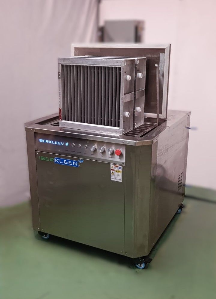 Máquina de limpieza de filtros electrostáticos Iberkleen con módulo extraído sobre el baño de limpieza