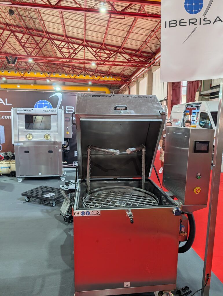 Lavadora de piezas rotativa IBERKLEEN SIRIUS 800 para limpieza y desengrase de componentes mecánicos expuesta en Expomecânica 2026
