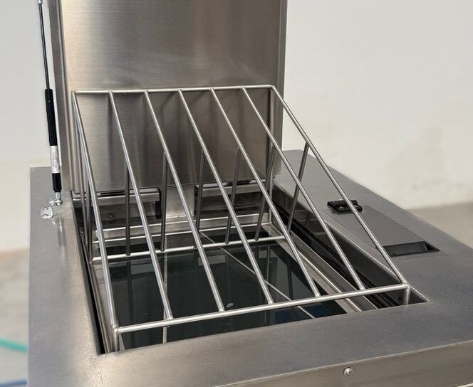 Vasca a ultrasuoni con supporto per la pulizia dei filtri metallici della cappa aspirante