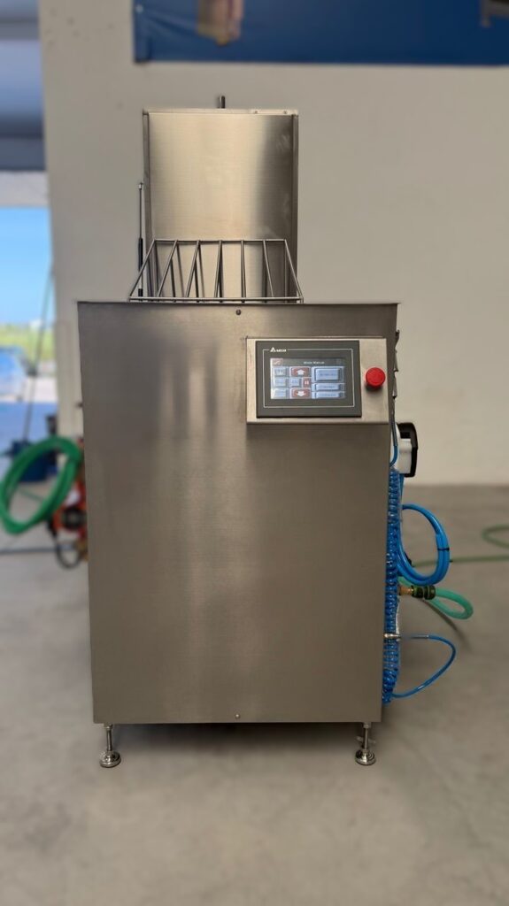 Lavatrice a ultrasuoni professionale per la pulizia dei filtri metallici a campana nelle cucine industriali