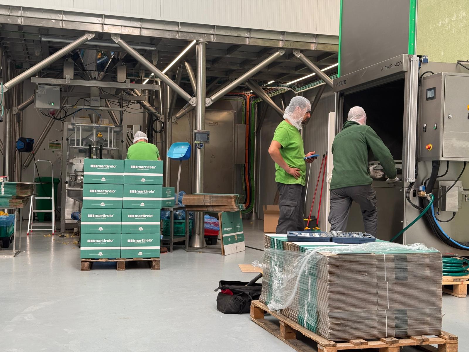 Lavadora industrial para cubetas, tolvas y recipientes usados en líneas de snacks