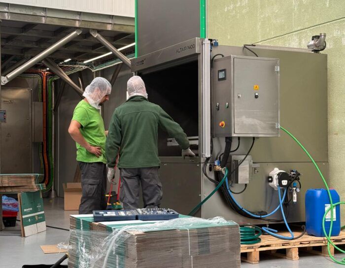 Técnicos revisando lavadora de piezas para fábrica de frutos secos y patatas fritas