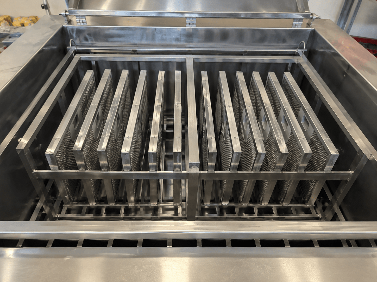 Limpieza de filtros de campana extractora con máquina de ultrasonidos profesional