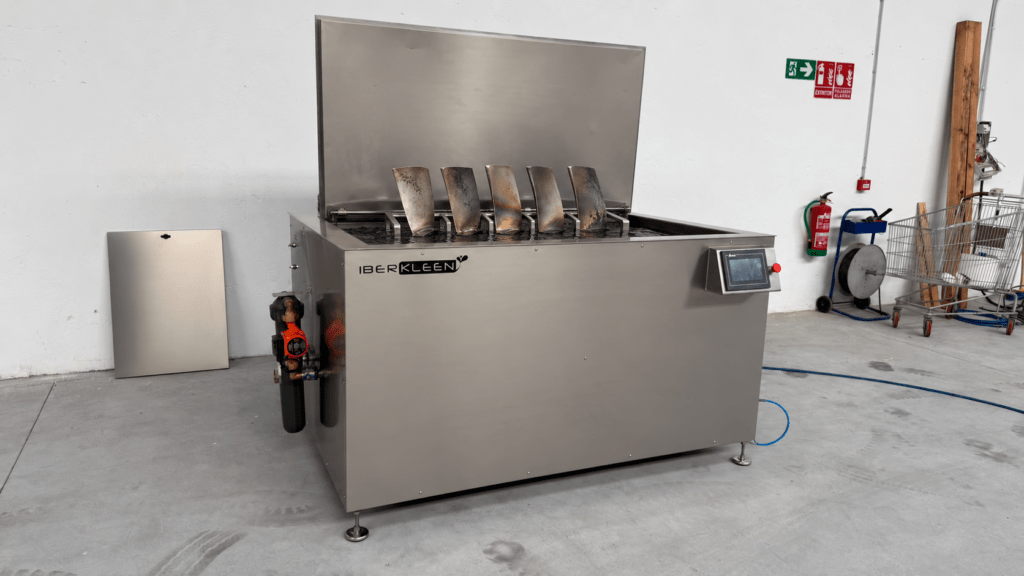 Rack específico con álabes de turbina separados dentro de una máquina de ultrasonidos