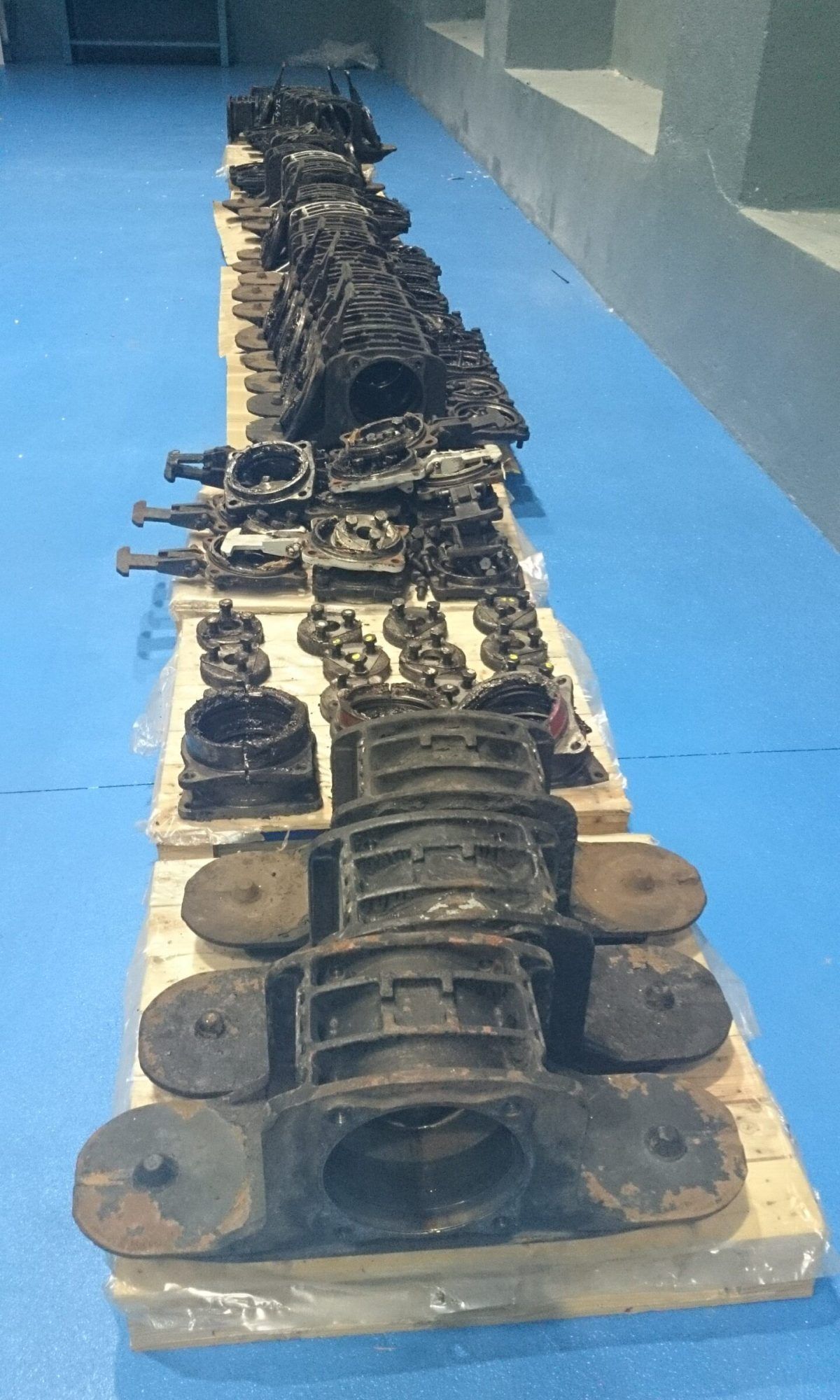 Parti ferroviarie preparate per la pulizia in una macchina per il lavaggio di parti ferroviarie